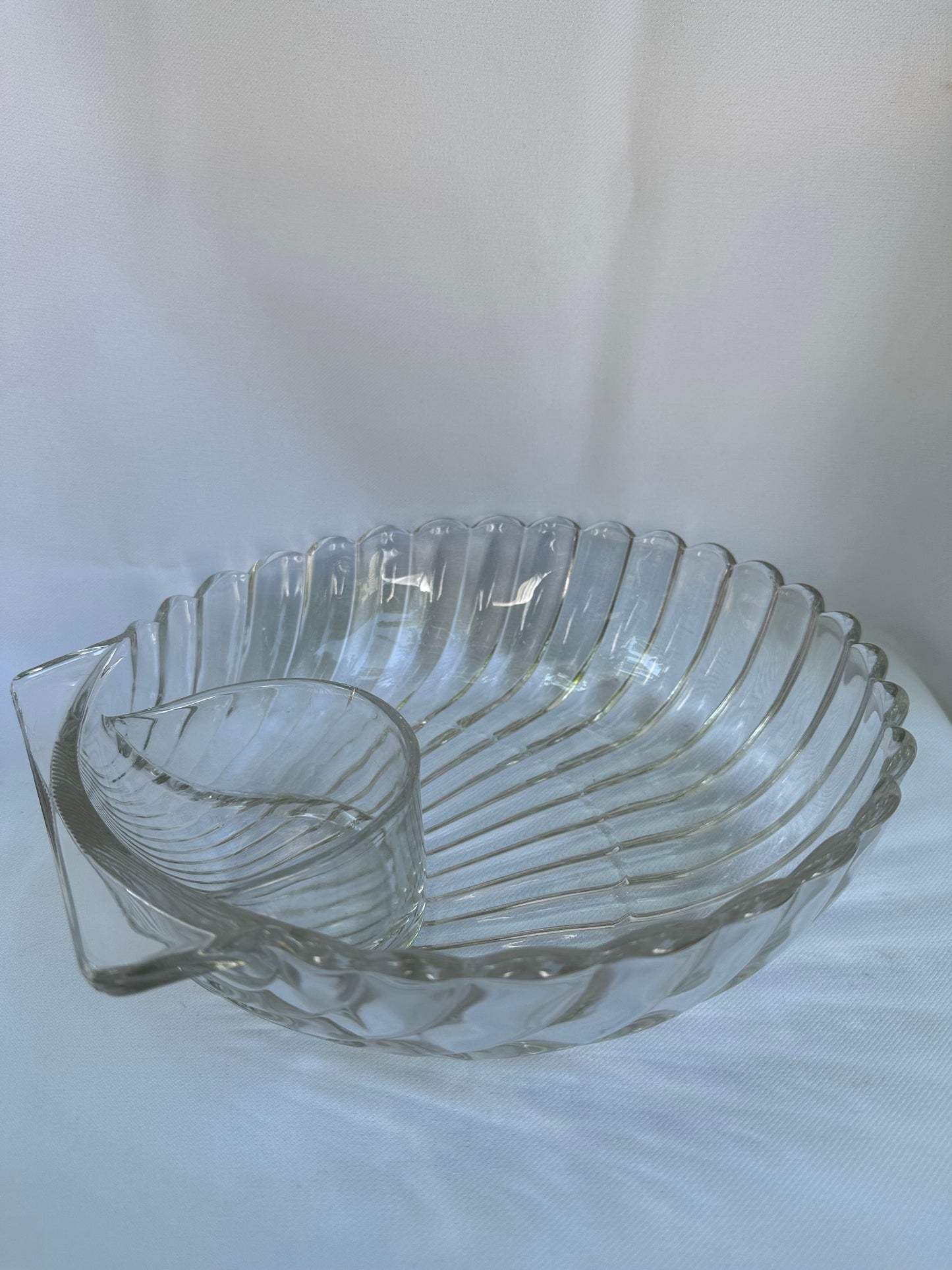 clam shell chip and dip bowl